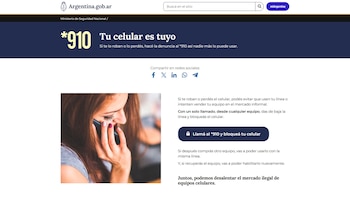 Captura de pantalla de la página web oficial argentina sobre la línea *910 para bloqueo de celulares, con una mujer joven hablando por teléfono