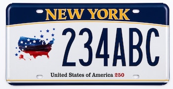 Placa de matrícula de Nueva York con diseño azul y blanco, "NEW YORK" en amarillo, números "234ABC", mapa de Estados Unidos y estrellas, texto "United States of America 250"