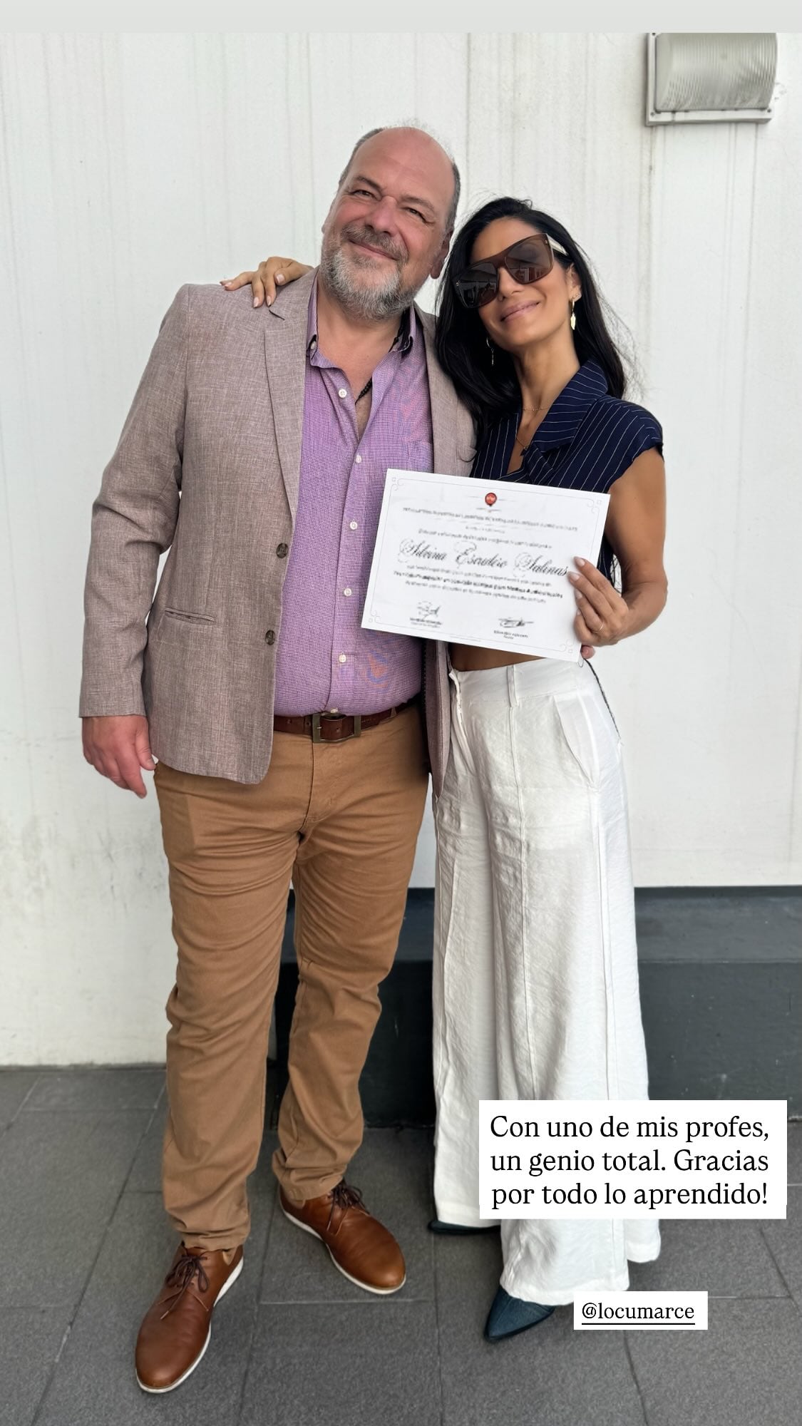 Silvina Escudero posó con uno de sus profesores al recibir el diploma