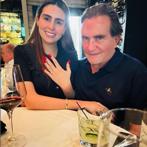 En redes sociales circuló una imagen del momento en que le entregó el anillo de compromiso. (Instagram: socialnnleon)