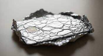 Tarjeta de crédito envuelta en papel aluminio