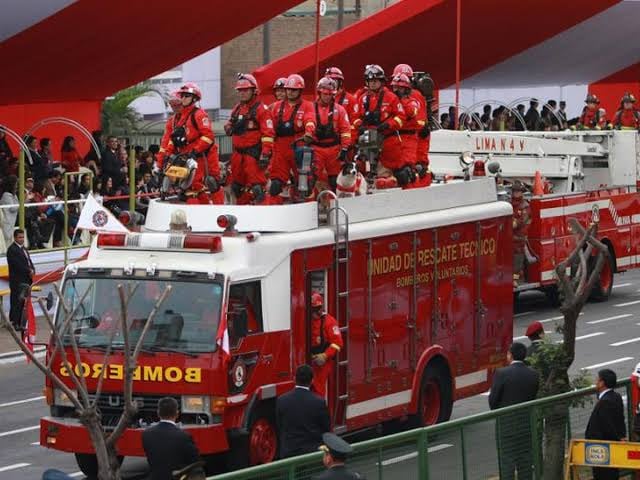 Bomberos Voluntarios del Perú se retira de la Gran Parada Militar del 29 de julio