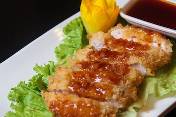 La salsa tonkatsu es la receta ideal para acompañar filetes empanados al estilo asiático (Magnific)