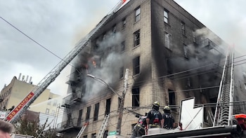 Una explosión y un incendio en el Bronx dejaron un muerto, 14 heridos y decenas de desplazados