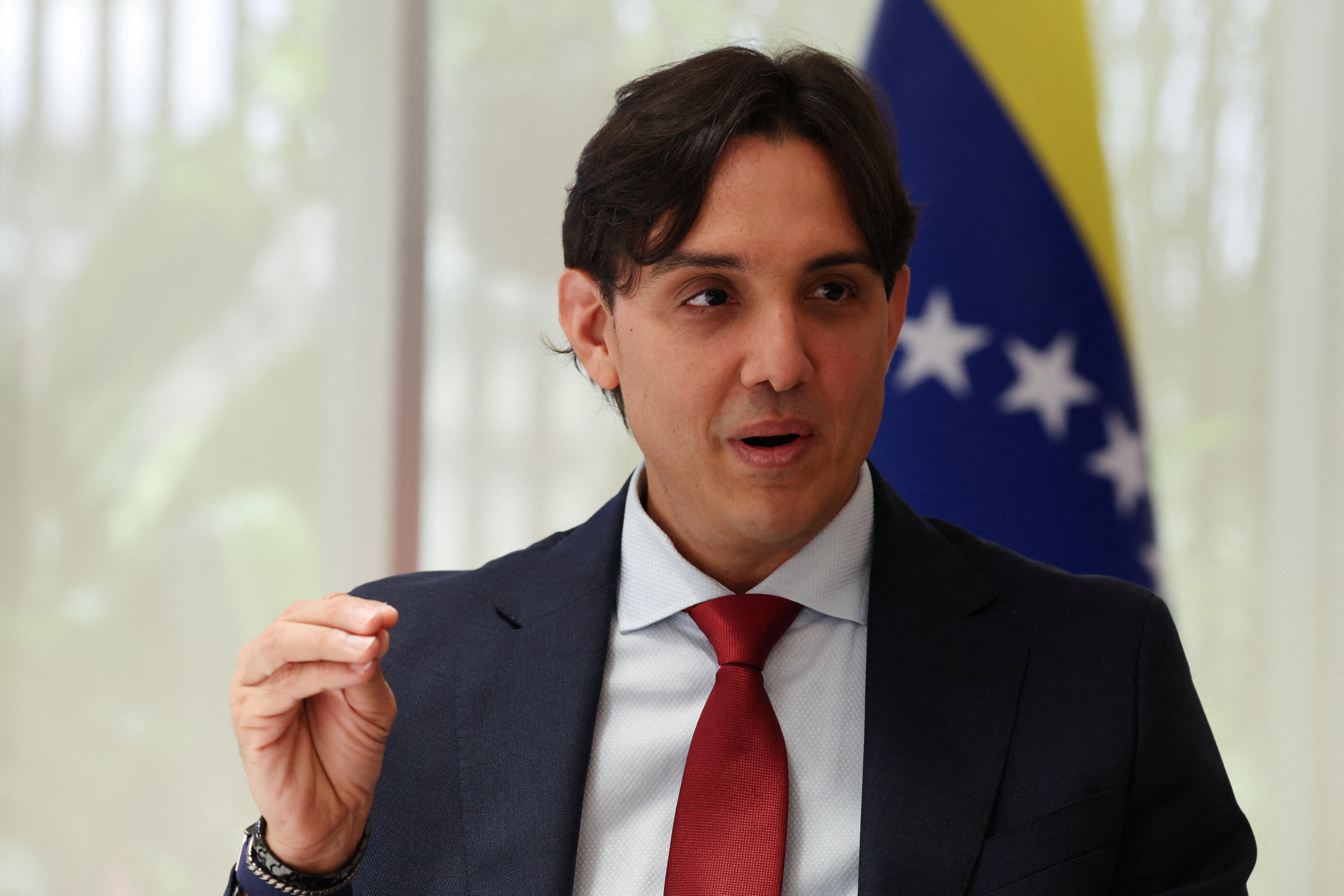 El presidente interino del Banco Central de Venezuela, Luis Pérez, habla durante una entrevista con Reuters en Caracas, Venezuela, el 14 de mayo de 2026. REUTERS/Leonardo Fernández Viloriaia
