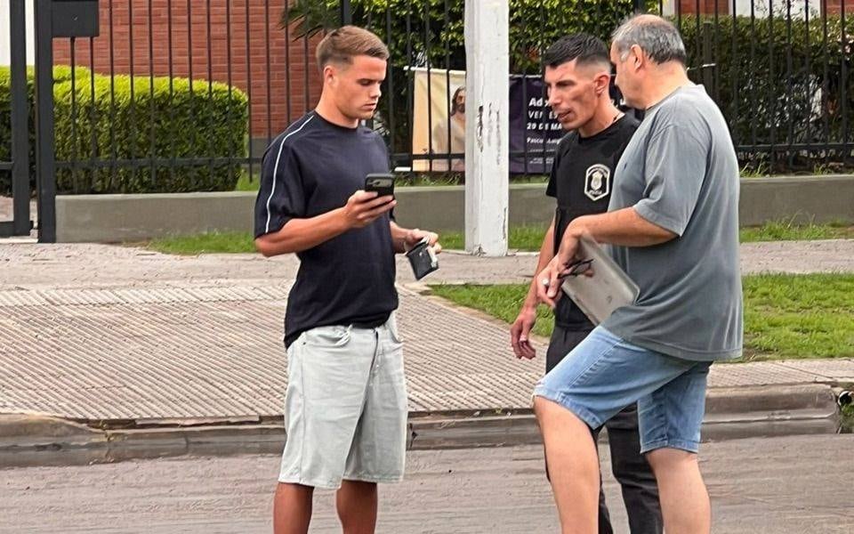 El episodio se produjo tras una jornada lluviosa y quedó registrado en cámaras de seguridad