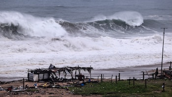 Clima en México EN VIVO: Huracán Polo se mantiene en categoría 4 y se localiza a 240 km al sur-suroeste de Zihuatanejo, Guerrero