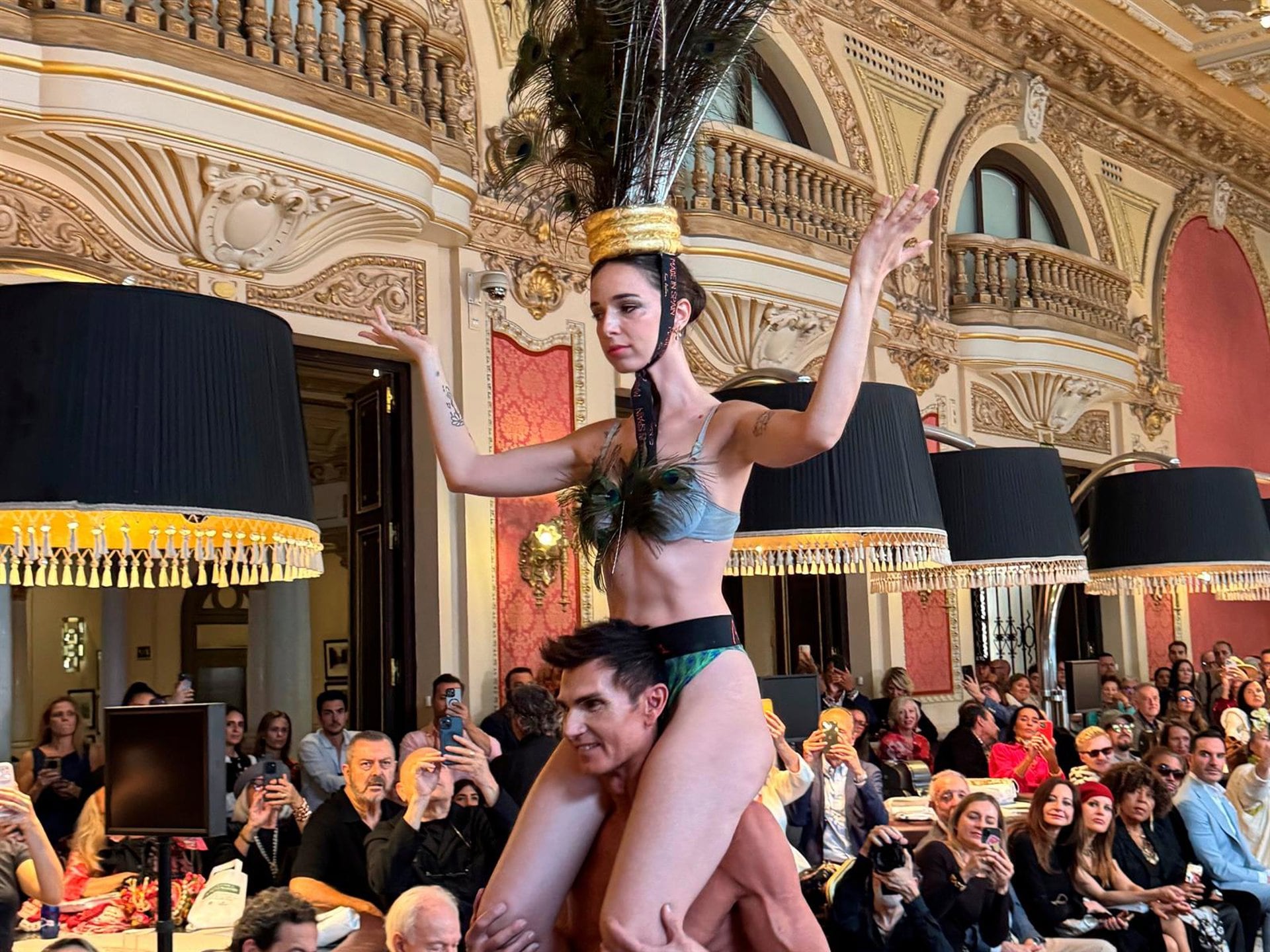 Palito Dominguín desfilando para Francis Montesinos.Palito Dominguín ha vuelto a demostrar la especial conexión que le une a Francis Montesinos sobre la pasarela. La modelo ha participado en el homenaje celebrado en Madrid al diseñador valenciano por sus más de 50 años de trayectoria, un reconocimiento en el que también ha sido nombrado embajador de la moda. Un desfile muy especial para Palito, que ha vuelto a trabajar con uno de los grandes referentes de su carrera ante la atenta mirada de su madre, Lucía Bosé, que no ha querido perderse este momento y ha grabado con su teléfono móvil la actuación de su hija.EUROPA ESPAÑA SOCIEDADEUROPA PRESS REPORTAJES