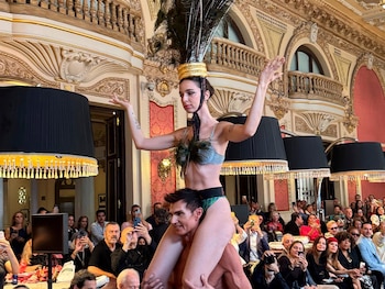Palito Dominguín desfilando para Francis Montesinos.
Palito Dominguín ha vuelto a demostrar la especial conexión que le une a Francis Montesinos sobre la pasarela. La modelo ha participado en el homenaje celebrado en Madrid al diseñador valenciano por sus más de 50 años de trayectoria, un reconocimiento en el que también ha sido nombrado embajador de la moda. Un desfile muy especial para Palito, que ha vuelto a trabajar con uno de los grandes referentes de su carrera ante la atenta mirada de su madre, Lucía Bosé, que no ha querido perderse este momento y ha grabado con su teléfono móvil la actuación de su hija.
EUROPA ESPAÑA SOCIEDAD
EUROPA PRESS REPORTAJES