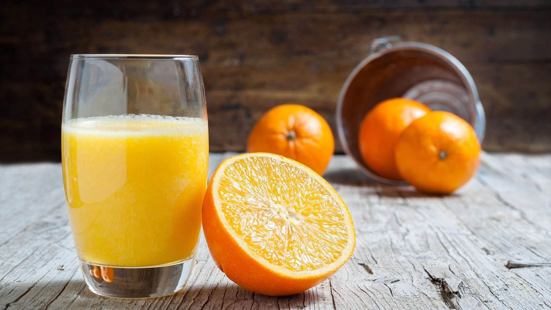 Imagen de archivo de un vaso de cristal con zumo de naranja (Europa Press)