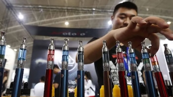 El aumento del vapeo en jóvenes se asocia con factores sociales, moda y la oferta de sabores dulces o frutales que incrementan el atractivo del producto - Créditos: AFP.