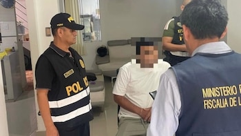 Dos agentes de la Policía