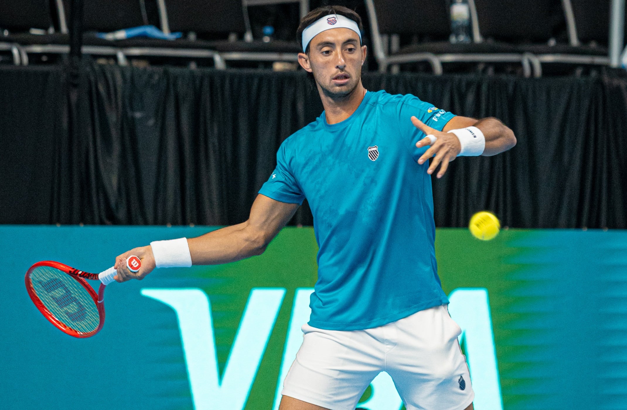Thiago Tirante golpea el drive durante el partido ante Mert Alkaya, de Turquía, por la Copa Davis (Crédito: Omar Rasjido / Prensa AAT)