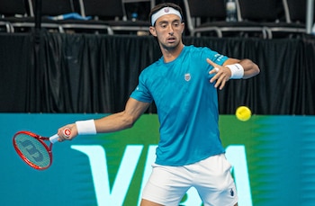 Thiago Tirante golpea el drive durante el partido ante Mert Alkaya, de Turquía, por la Copa Davis (Crédito: Omar Rasjido / Prensa AAT)