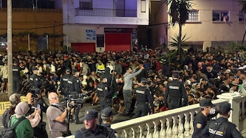 Tensión en el traslado de los inmigrantes de las playas del Trampolín y Benítez al dispositivo del Puerto de Ceuta