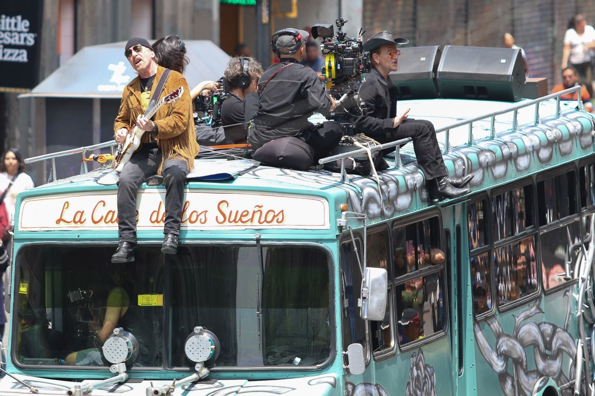 CIUDAD DE MÉXICO, 12MAYO2026.- La banda irlandesa U2 integrada por Bono, The Edge, Adam Clayton y Larry Mullen Jr en calles del centro histórico de la Ciudad de México, graban un video de su nuevo tema. FOTO: EDGAR NEGRETE LIRA/CUARTOSCURO.COM