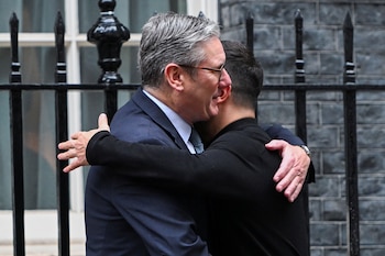 El primer ministro británico, Keir Starmer, y el presidente de Ucrania, Volodymyr Zelenskiy, se saludan el día de una reunión bilateral en el número 10 de Downing Street en Londres, Gran Bretaña, el 10 de octubre de 2024. Eddie Mulholland para The Telegraph/Pool vía REUTERS