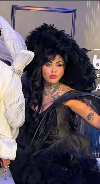 Yina Calderón explicó ante las cámaras que los cuervos de su look representaban a algunos de sus compañeros de reality - crédito @yinacalderontv/ Instagram