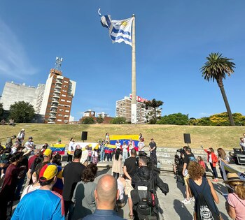 Dirigentes del oficialismo uruguayo acompañaron