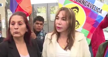 Ina Andrade junto al abogado