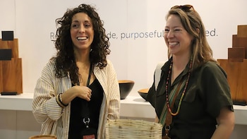 Dos mujeres conversan animadamente y