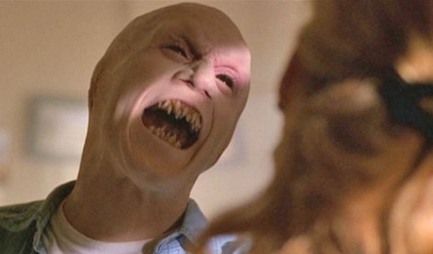 El actor Chad Donella interpreta a Rob Roberts en Hungry, el tercer episodio de la séptima temporada de Expedientes X, emitido en el año 2000