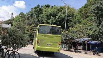 Un grupo de encapuchados retuvo