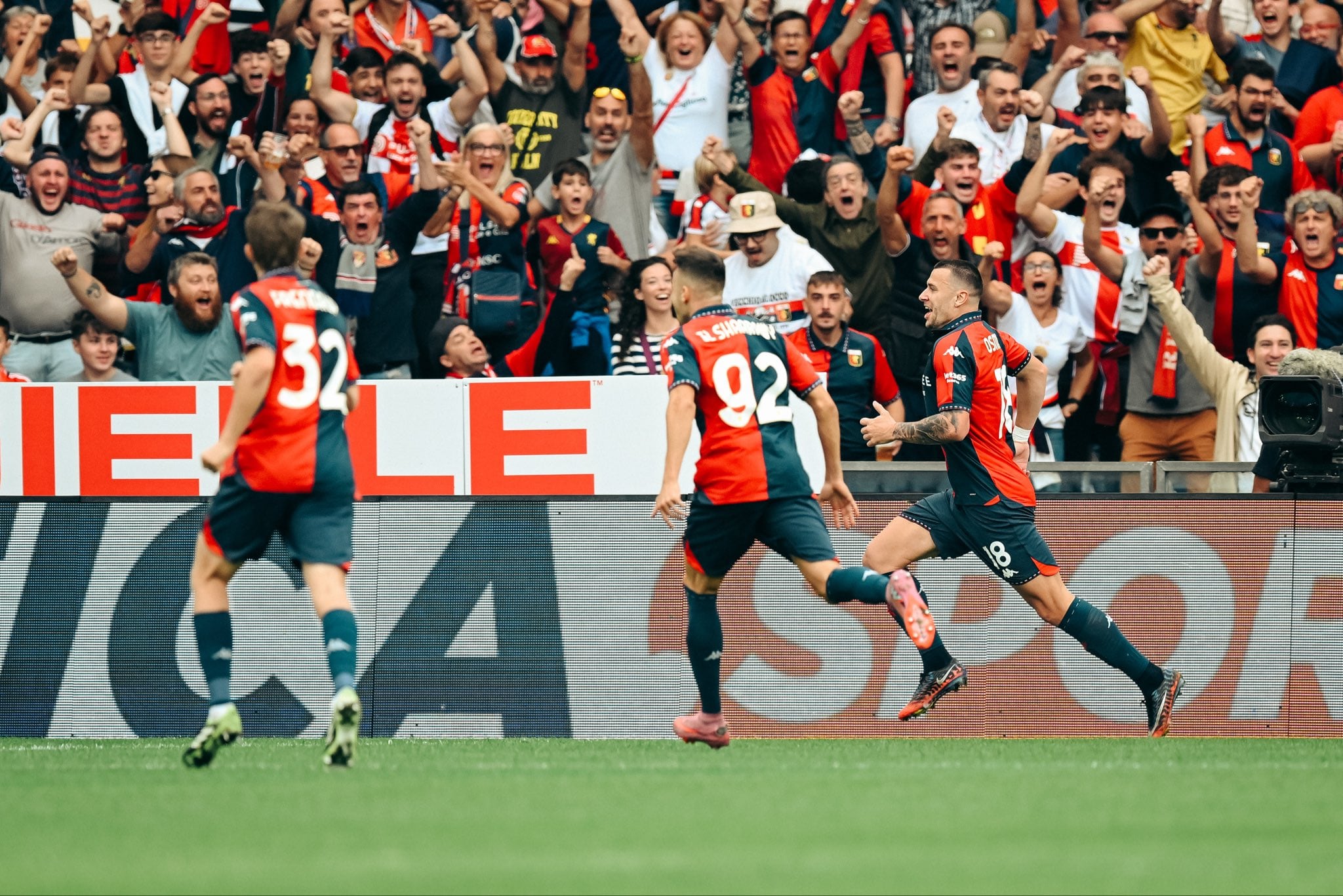 Milutin Osmaji y Junior Messias marcaron los goles que dan la ventaja temprana al Genoa. (X/ @GenoaCFC)