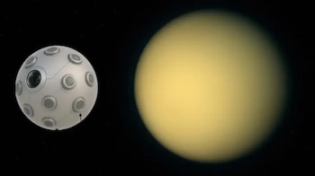 Titán reúne una atmósfera densa y mares de metano y etano, un escenario que impulsa el estudio de sus regiones subterráneas sin cartografiar (NASA)
