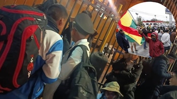 Más de 200 escolares peruanos quedaron varados en Bolivia por bloqueos: “Los huelguistas nos botaron y se rieron”