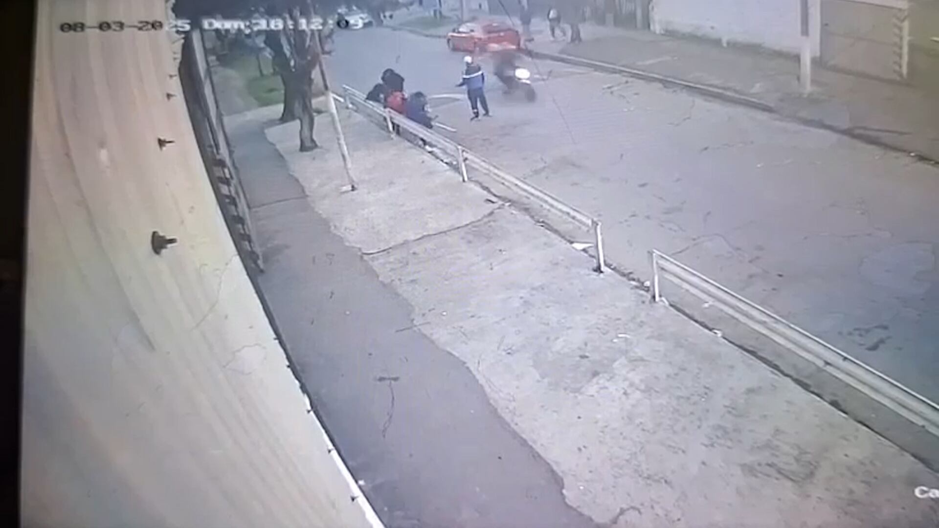 El video muestra el momento en que la víctima es baleada en la pierna por motociclistas armados