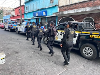 Las investigaciones también señalan a “Gorgojo” como sospechoso de ordenar el asesinato de Francisco Édgar Domínguez Higueros, hecho que agravó la guerra entre Los Caradura, la Mara Salvatrucha y el Barrio 18.