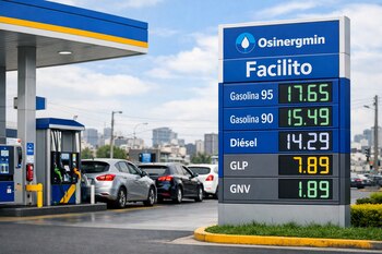 Cartel digital de estación de servicio con logo Osinergmin y precios de Gasolina 95, Gasolina 90, Diésel, GLP, GNV. Surtidores y autos. Cielo nublado.