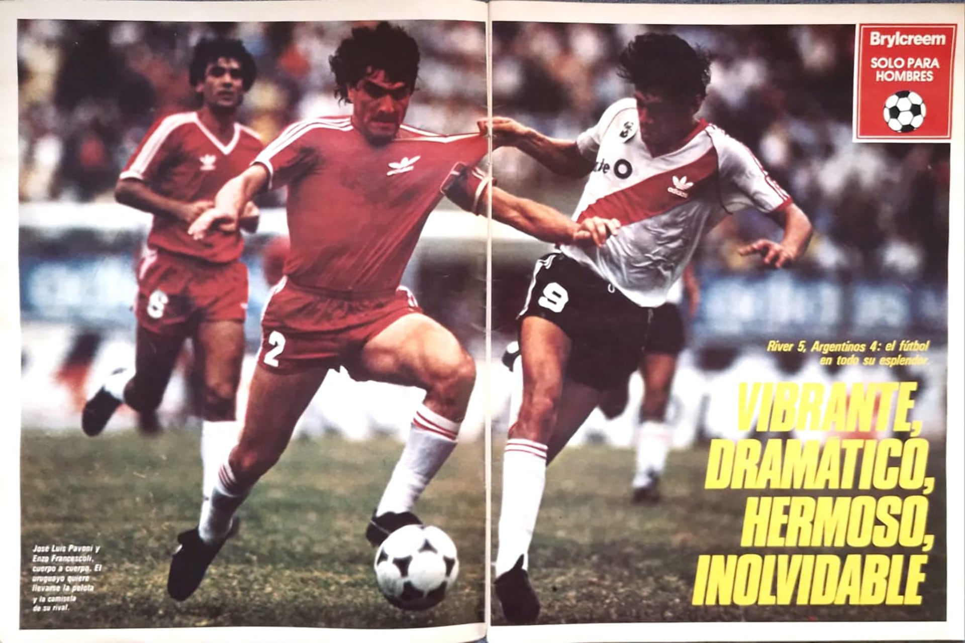 Enzo Francescoli y José Luis Pavoni disputan la pelota en el segundo tiempo. Detrás, Jorge Olguín