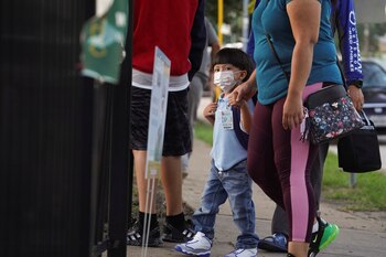 Un estudiante y sus padres