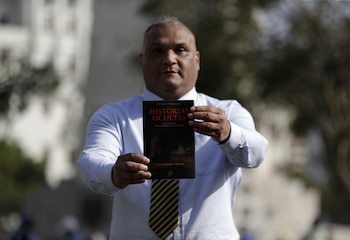 El periodista Ítalo Sifuentes posa para Efe con el libro "Historias ocultas. 200 hechos que no conoces del Perú", el 27 de octubre de 2021, en Lima (Perú). EFE/Paolo Aguilar