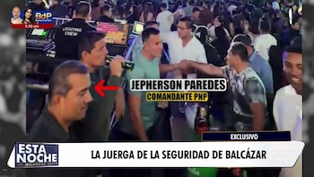 Captura de pantalla de programa de noticias. Muestra hombres en discoteca con luces, texto 'Jepherson Paredes Comandante PNP' y 'La juerga de la seguridad de Balcázar'