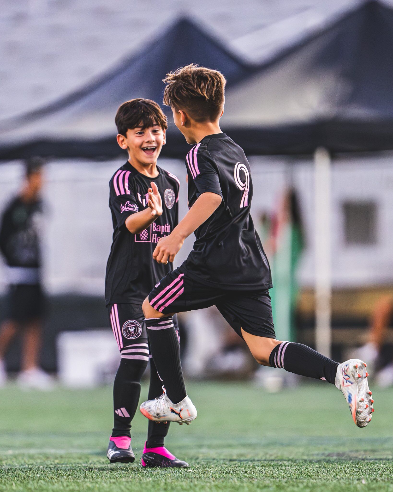 Ciro Messi saluda a un compañero de equipo en la academia del Inter Miami (@InterMiamiAcad)