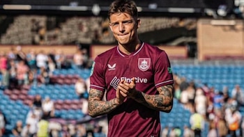 Oliver Sonne debutó como titular con el Burnley en la Championship 2026-27: así le fue al peruano-danés