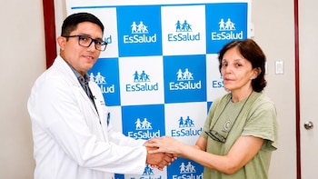 La paciente experimentó una mejoría significativa y pudo retomar actividades cotidianas sin depender de prótesis, lo que tuvo un impacto directo en su calidad de vida - Créditos: Essalud.