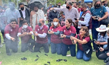 Alcaldes liberaron ajolotes en Xochimilco