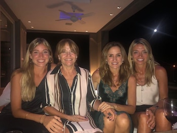 Victoria Tolosa Paz junto a