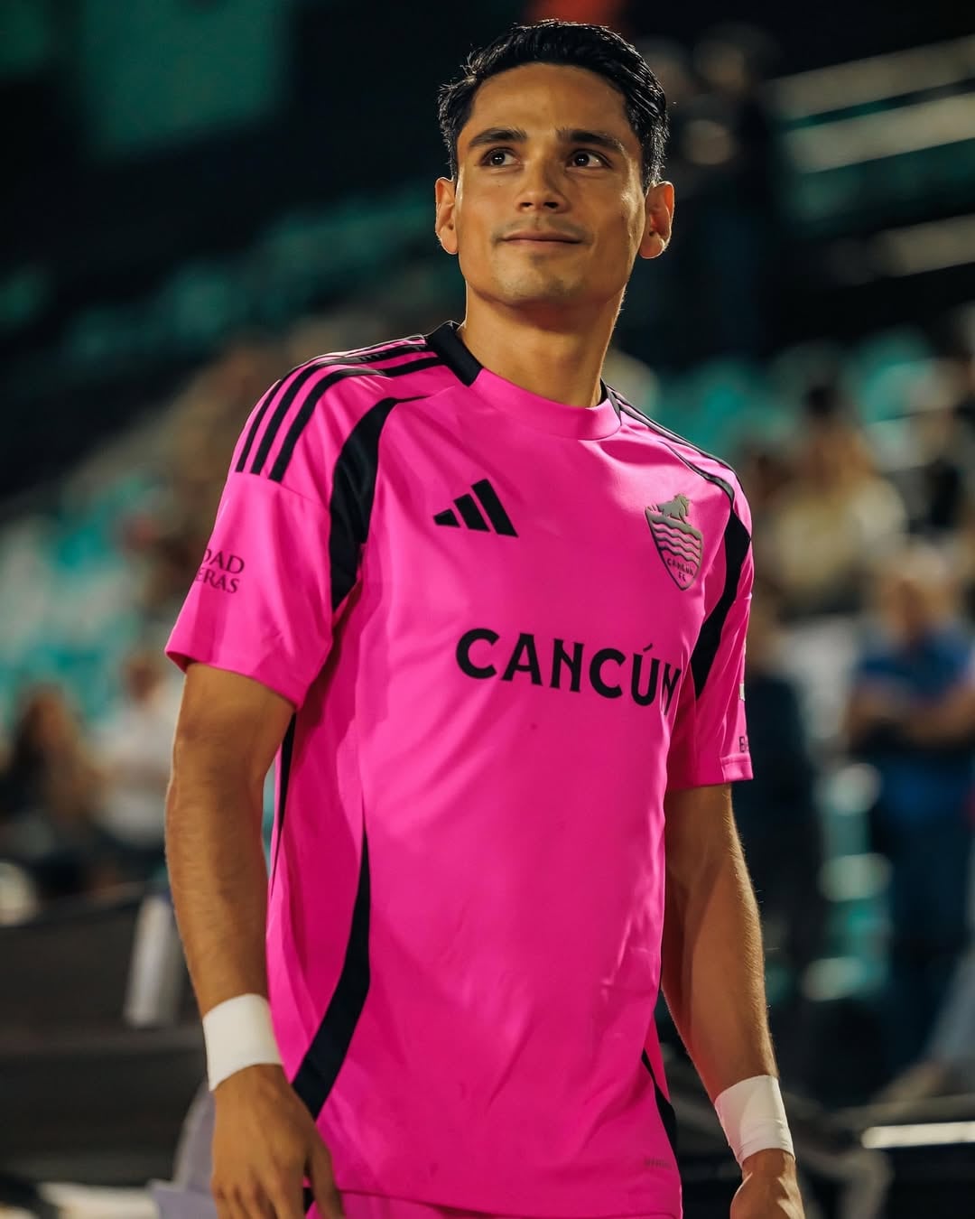 El delantero azteca buscará destacar entre el talento que tienen los escarlatas, pero deberá alternar con el campeón de goleo Paulinho. (IG Jorge Díaz Price)