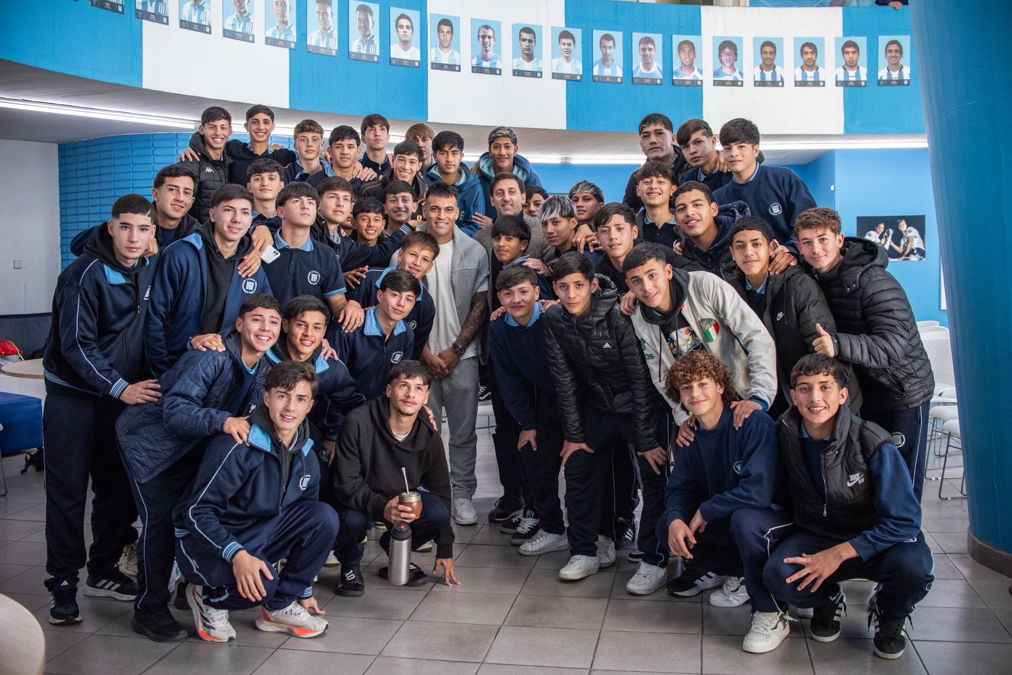 Lautaro Martínez rodeado de los juveniles de Racing en el predio Tita Mattiussi (@RacingClub)