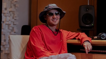 Es economista, vendía muebles y