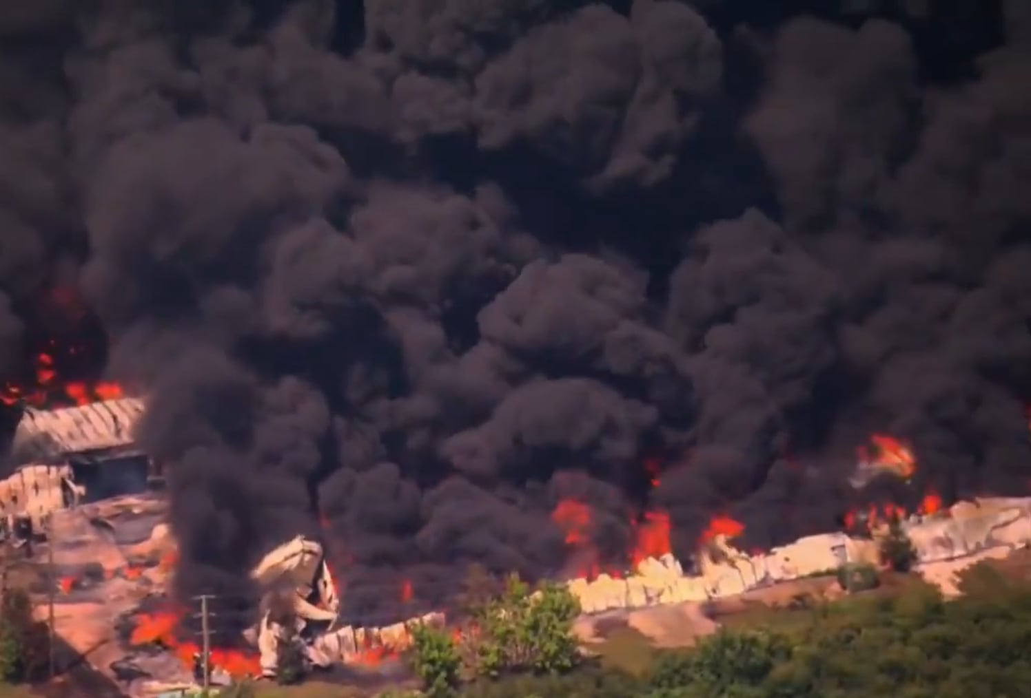 Las estructuras metálicas de la planta cedieron ante el calor, dejando solo escombros en el predio industrial (WTVF)