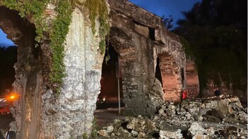 Camión de carga destruyó arco