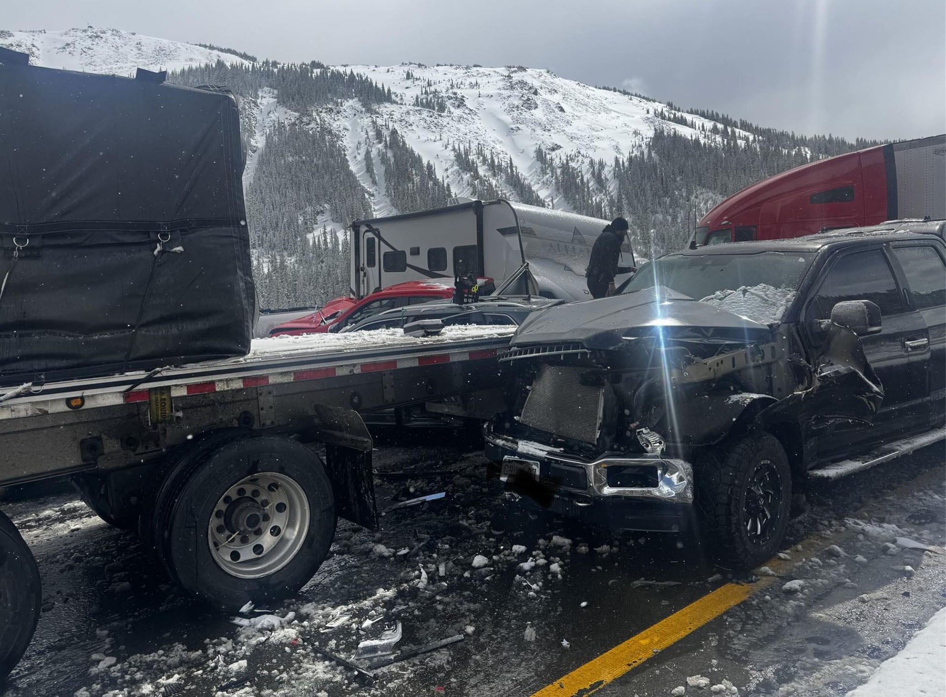 El Departamento de Transporte de Colorado y equipos de emergencia coordinaron el rescate de heridos y la remoción de vehículos tras el accidente en la I-70. (Clear Creek County Sheriff