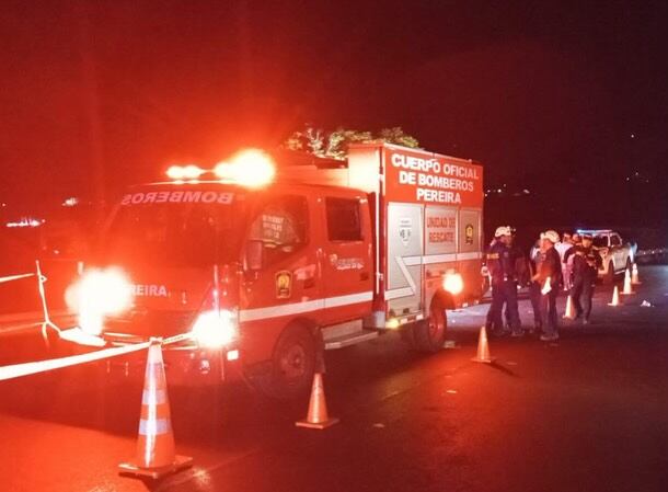 Al lugar lleraron organismos de socorro para atender a los heridos, mientras que el conductor se habría dado a la fuga - crédito Café Caliente Noticias/Facebook