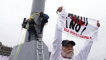 Activistas de Greenpeace se manifiestan en el Zócalo contra megaplanta de Topolobampo: Sheinbaum responde que el proyecto sigue